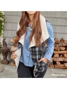 Matilda Jane Women's XS Cozy-Up Plaid Faux Fur Lined Vest Black Gray Reversible